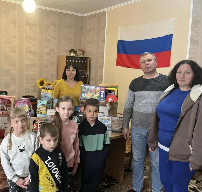 Рязанцы передали игрушки и канцтовары в Верхнерогачикский ясли-сад «Березка» Рязанцы передали игрушки и канцтовары в Верхнерогачикский ясли-сад «Березка»