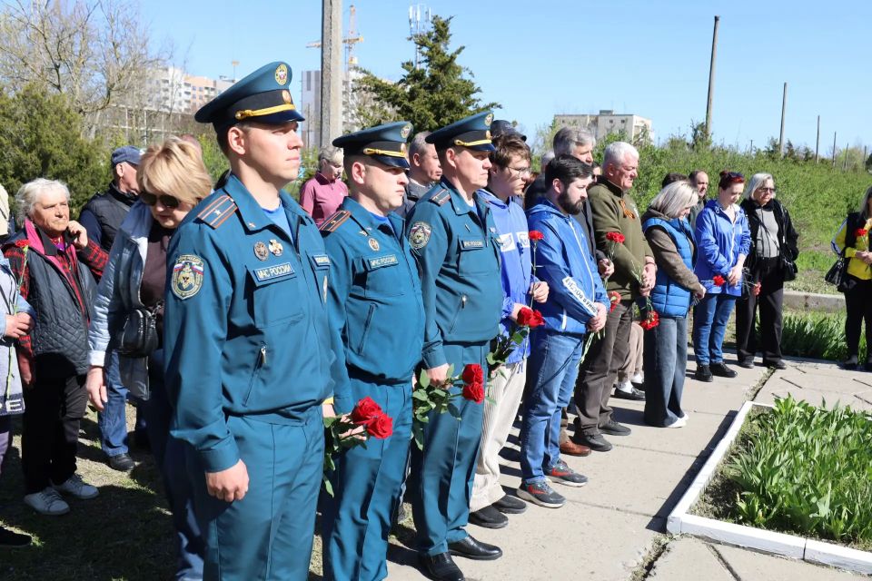 В Геническе сотрудники МЧС, представители власти, ликвидаторы аварии на Чернобыльской АЭС и их родственники почтили память погибших В Геническе сотрудники МЧС, представители власти, ликвидаторы аварии на Чернобыльской АЭС и их родственники почтили память погибших