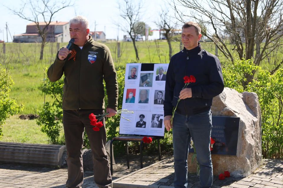 В Геническе сотрудники МЧС, представители власти, ликвидаторы аварии на Чернобыльской АЭС и их родственники почтили память погибших В Геническе сотрудники МЧС, представители власти, ликвидаторы аварии на Чернобыльской АЭС и их родственники почтили память погибших