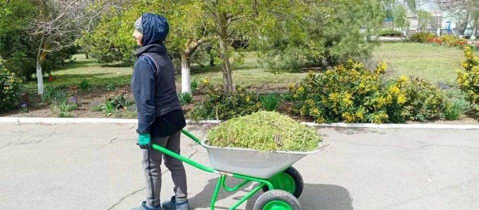 Работники культуры и коммунальщики села Тавричанка приняли участие во Всероссийском субботнике Работники культуры и коммунальщики села Тавричанка приняли участие во Всероссийском субботнике