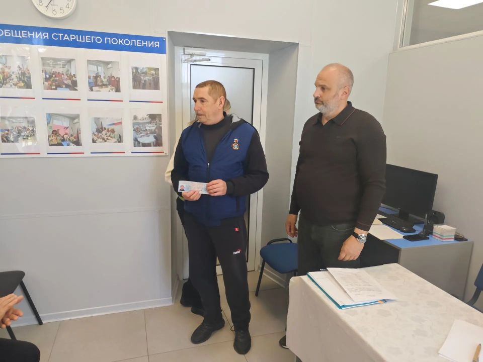 После завершения церемонии возложения цветов на базе Новотроицкого отдела СФР по Херсонской области депутат Херсонской областной Думы Владимир Косов вручил ликвидаторам последствий аварии на Чернобыльской АЭС удостоверения После завершения церемонии возложения цветов на базе Новотроицкого отдела СФР по Херсонской области депутат Херсонской областной Думы Владимир Косов вручил ликвидаторам последствий аварии на Чернобыльской АЭС удостоверения