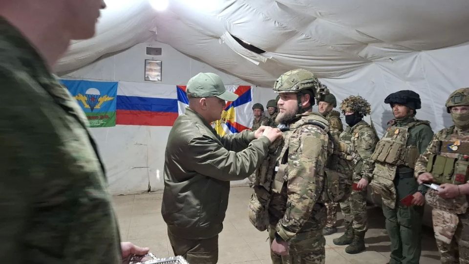 В Херсонской области добровольцам отряда БАРС-33 имени Василия Маргелова вручили ведомственные награды Министерства обороны России В Херсонской области добровольцам отряда БАРС-33 имени Василия Маргелова вручили ведомственные награды Министерства обороны России