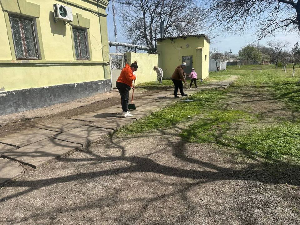 Работники культуры и коммунальщики села Тавричанка приняли участие во Всероссийском субботнике Работники культуры и коммунальщики села Тавричанка приняли участие во Всероссийском субботнике