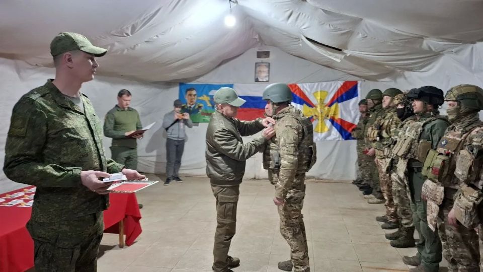 В Херсонской области добровольцам отряда БАРС-33 имени Василия Маргелова вручили ведомственные награды Министерства обороны России В Херсонской области добровольцам отряда БАРС-33 имени Василия Маргелова вручили ведомственные награды Министерства обороны России