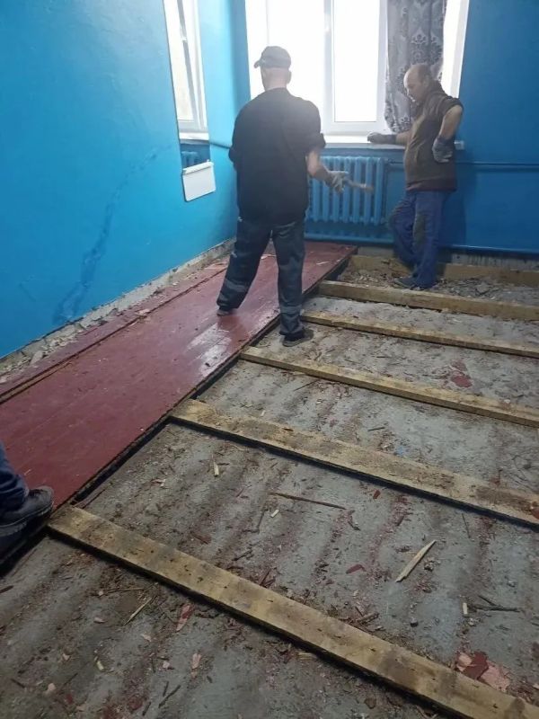 Специалисты из Мордовии продолжают ремонт в Каланчакской спортивной школе Специалисты из Мордовии продолжают ремонт в Каланчакской спортивной школе