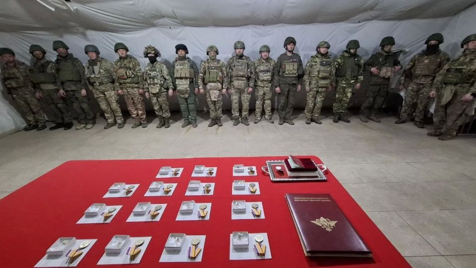 В Херсонской области добровольцам отряда БАРС-33 имени Василия Маргелова вручили ведомственные награды Министерства обороны России В Херсонской области добровольцам отряда БАРС-33 имени Василия Маргелова вручили ведомственные награды Министерства обороны России