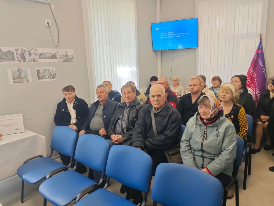 После завершения церемонии возложения цветов на базе Новотроицкого отдела СФР по Херсонской области депутат Херсонской областной Думы Владимир Косов вручил ликвидаторам последствий аварии на Чернобыльской АЭС удостоверения После завершения церемонии возложения цветов на базе Новотроицкого отдела СФР по Херсонской области депутат Херсонской областной Думы Владимир Косов вручил ликвидаторам последствий аварии на Чернобыльской АЭС удостоверения