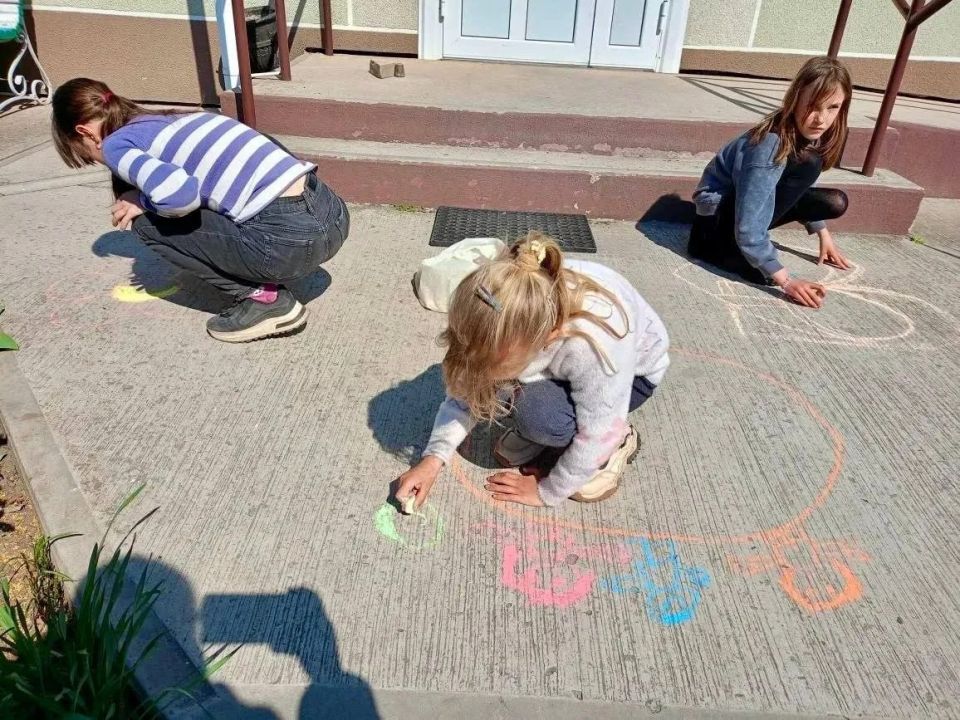 «Дружат дети на планете» — рисунки на асфальте «Дружат дети на планете» — рисунки на асфальте