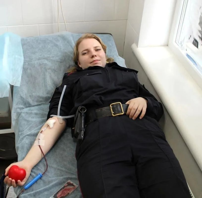 Транспортные полицейские Херсонской области приняли участие в донорской акции Транспортные полицейские Херсонской области приняли участие в донорской акции