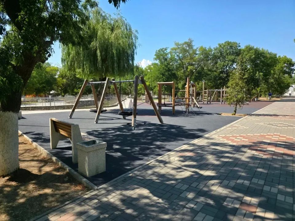 На этих кадрах обновлённый еще в 2024 году Парк культуры и отдыха имени Шевченко в Геническе На этих кадрах обновлённый еще в 2024 году Парк культуры и отдыха имени Шевченко в Геническе