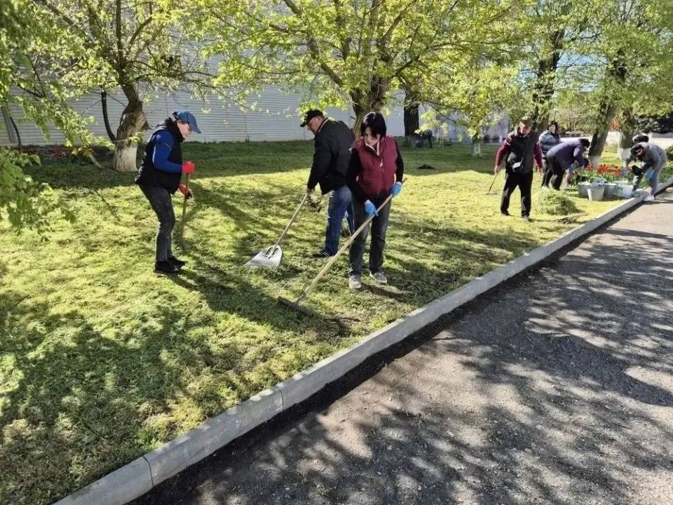 В 7 муниципальных округах сотрудники Министерства АПК совместно с коллективом ГБУ ПУМИВХ Херсонской области с огромным воодушевлением присоединились к Всероссийскому субботнику В 7 муниципальных округах сотрудники Министерства АПК совместно с коллективом ГБУ ПУМИВХ Херсонской области с огромным воодушевлением присоединились к Всероссийскому субботнику