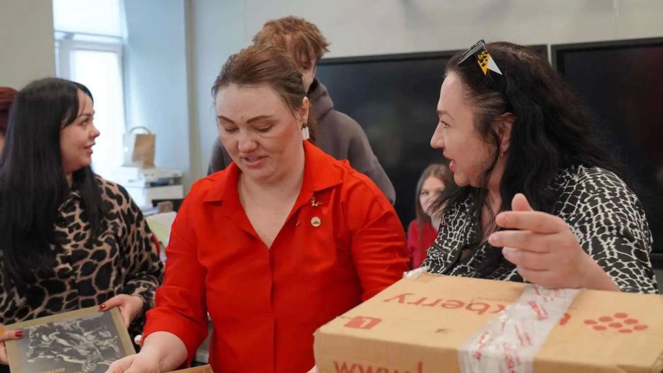 Культурный мост: Санкт-Петербургская академия художеств передала уникальное собрание книг для дизайнеров ХТУ Культурный мост: Санкт-Петербургская академия художеств передала уникальное собрание книг для дизайнеров ХТУ