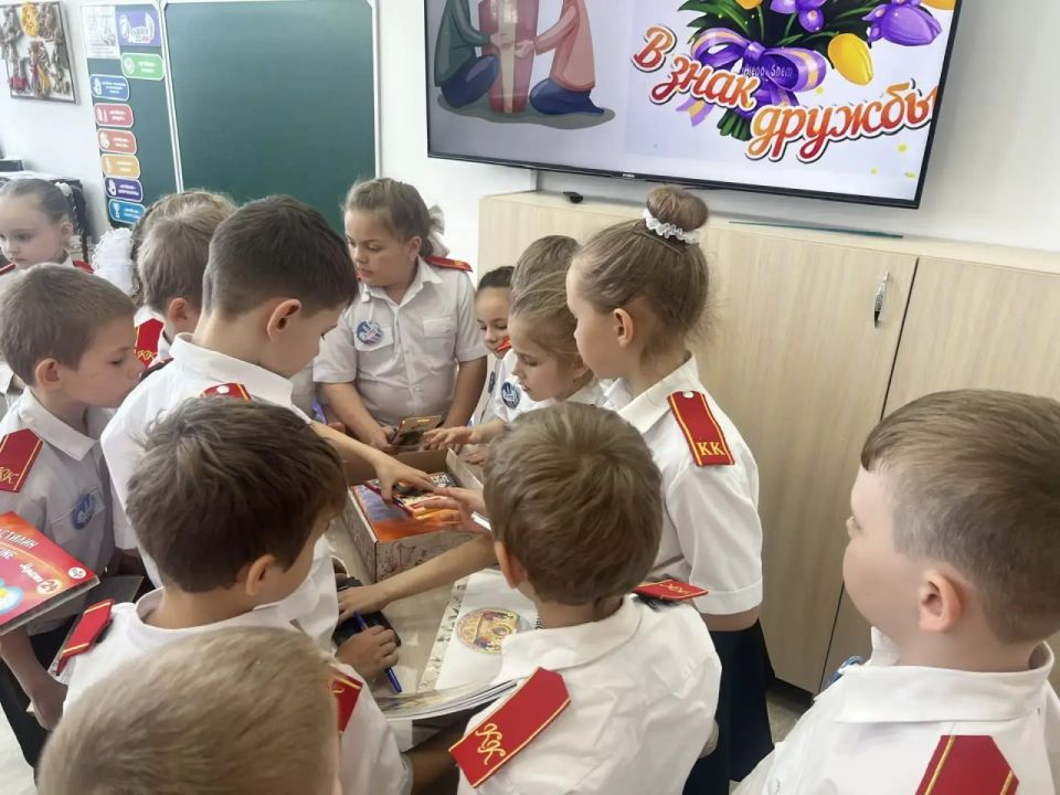 Ученики казачьей школы из станицы Пластуновской собрали подарки для воспитанников Хлебодаровской школы Ученики казачьей школы из станицы Пластуновской собрали подарки для воспитанников Хлебодаровской школы