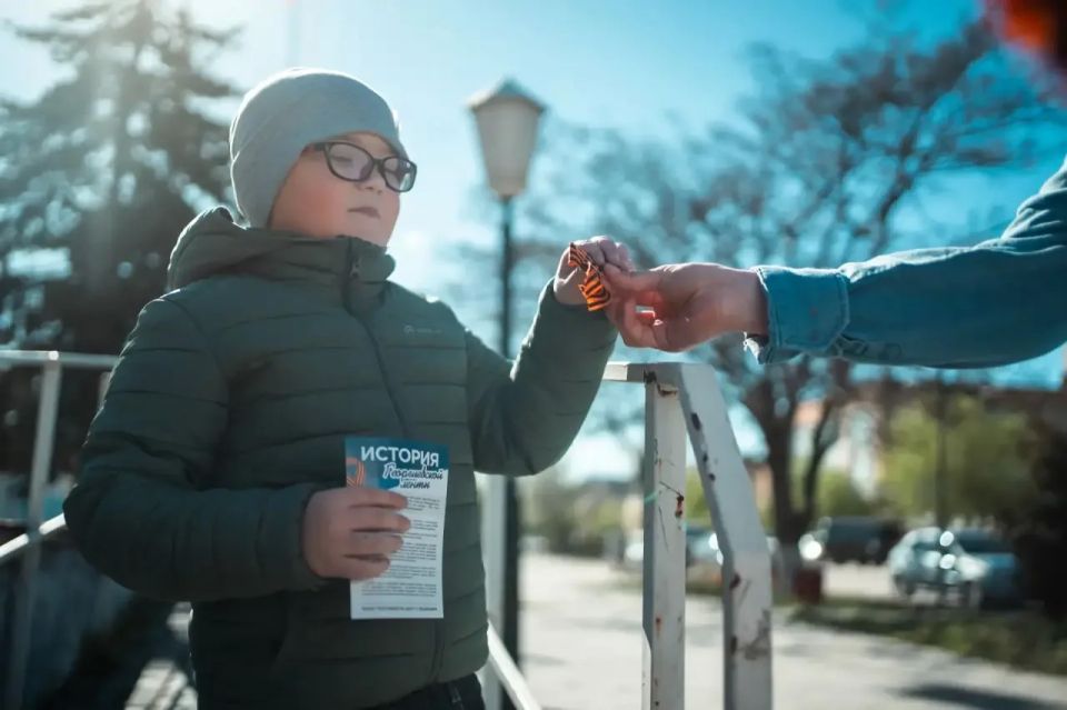 Жители Геническа приняли участие в Международной акции «Георгиевская лента» Жители Геническа приняли участие в Международной акции «Георгиевская лента»