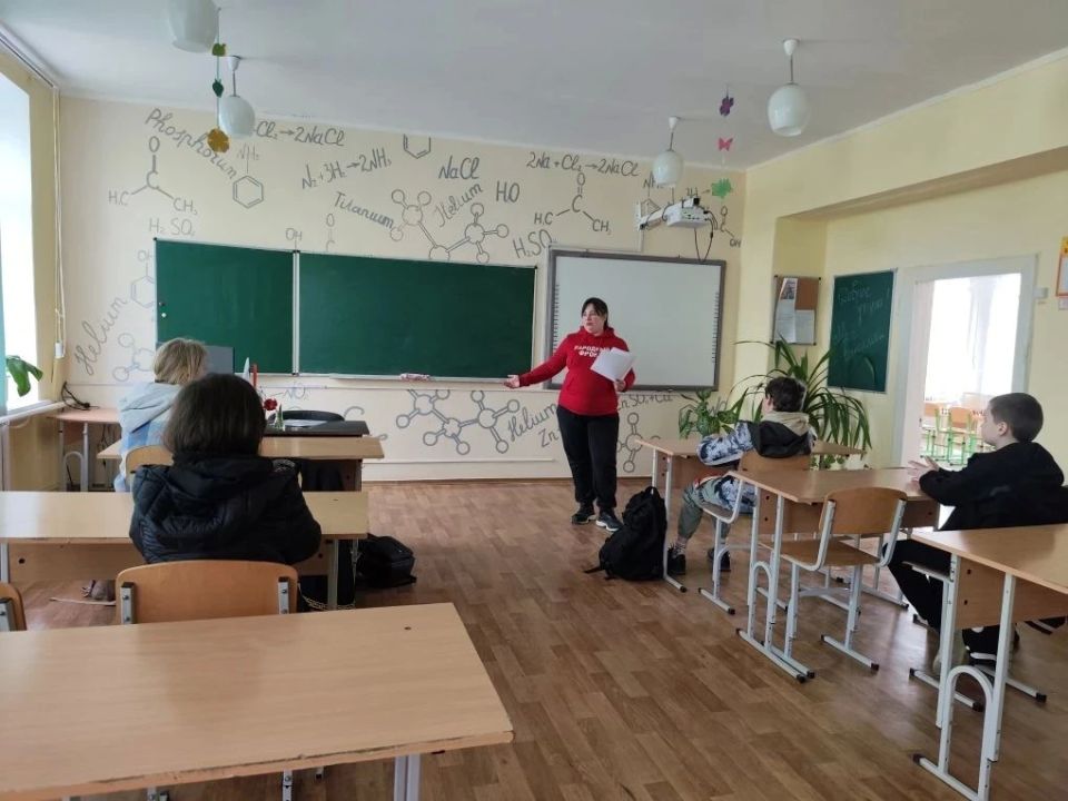 В Приморской школе прошёл урок по уходу за лесом от специалистов природного парка «Алешковские пески» В Приморской школе прошёл урок по уходу за лесом от специалистов природного парка «Алешковские пески»