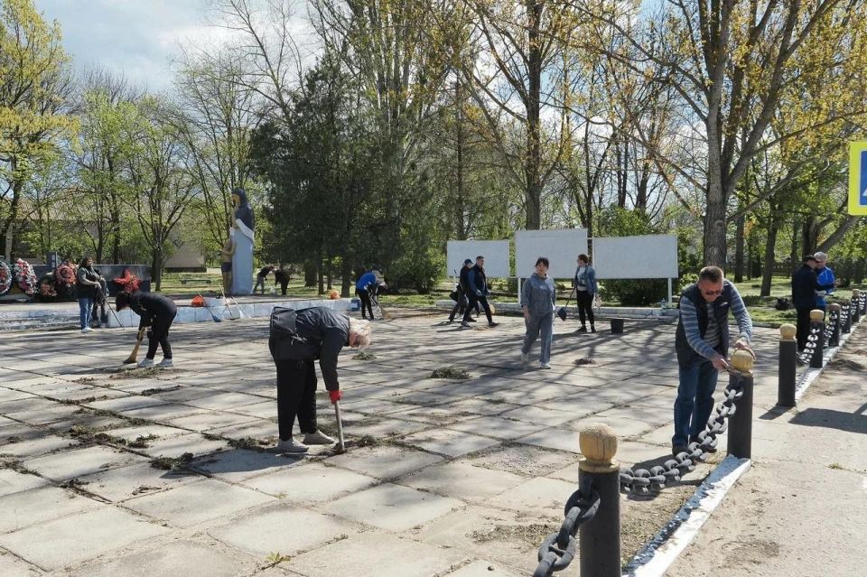 Представители Мордовии поучаствовали в субботнике на территории Каланчака Представители Мордовии поучаствовали в субботнике на территории Каланчака