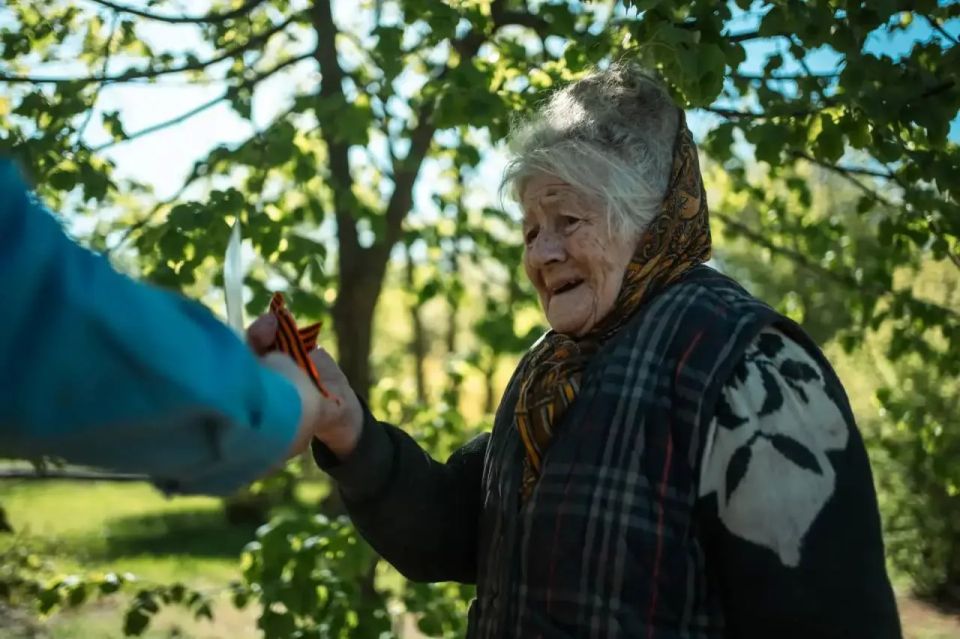 Молодежь Геническа присоединилась к Международной акции "Георгиевская лента" Молодежь Геническа присоединилась к Международной акции "Георгиевская лента"