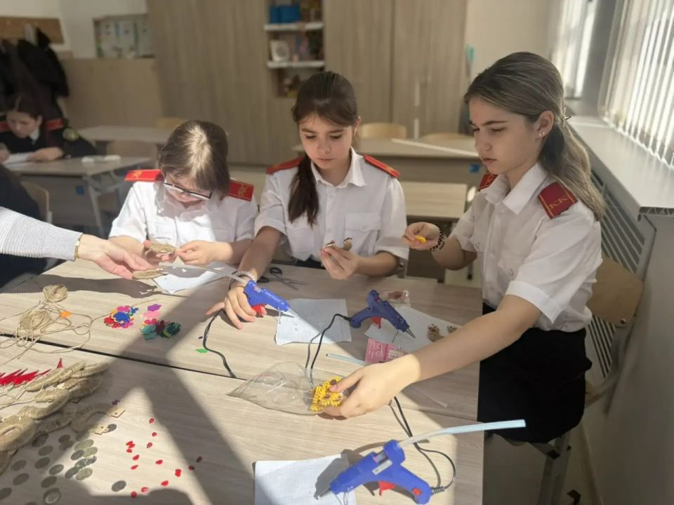 Ученики казачьей школы из станицы Пластуновской собрали подарки для воспитанников Хлебодаровской школы Ученики казачьей школы из станицы Пластуновской собрали подарки для воспитанников Хлебодаровской школы