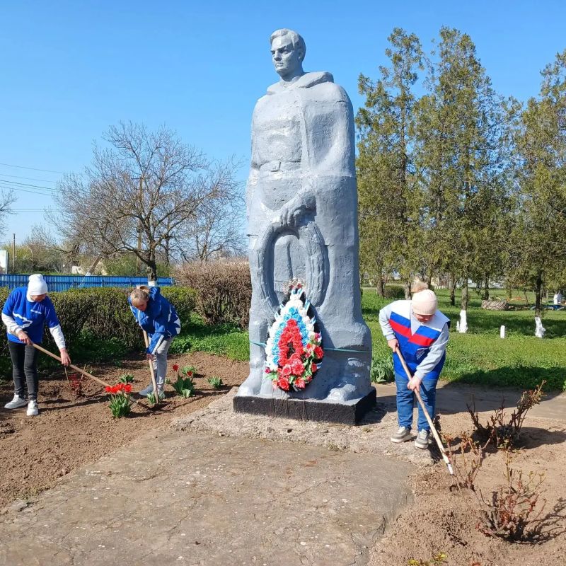 В Богдановке прошёл субботник у памятника воинам Великой Отечественной войны В Богдановке прошёл субботник у памятника воинам Великой Отечественной войны