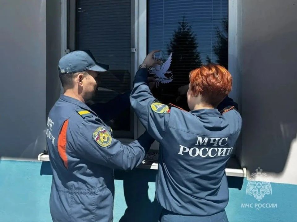 В преддверии 9 Мая сотрудники ГУ МЧС России по Херсонской области присоединились к акции «Окна Победы» В преддверии 9 Мая сотрудники ГУ МЧС России по Херсонской области присоединились к акции «Окна Победы»