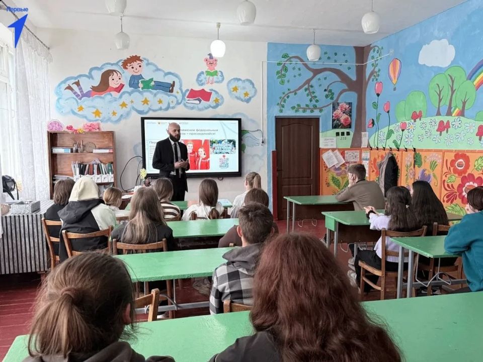 Специалист Движения Первых встретился с учениками Сергеевской школы Специалист Движения Первых встретился с учениками Сергеевской школы
