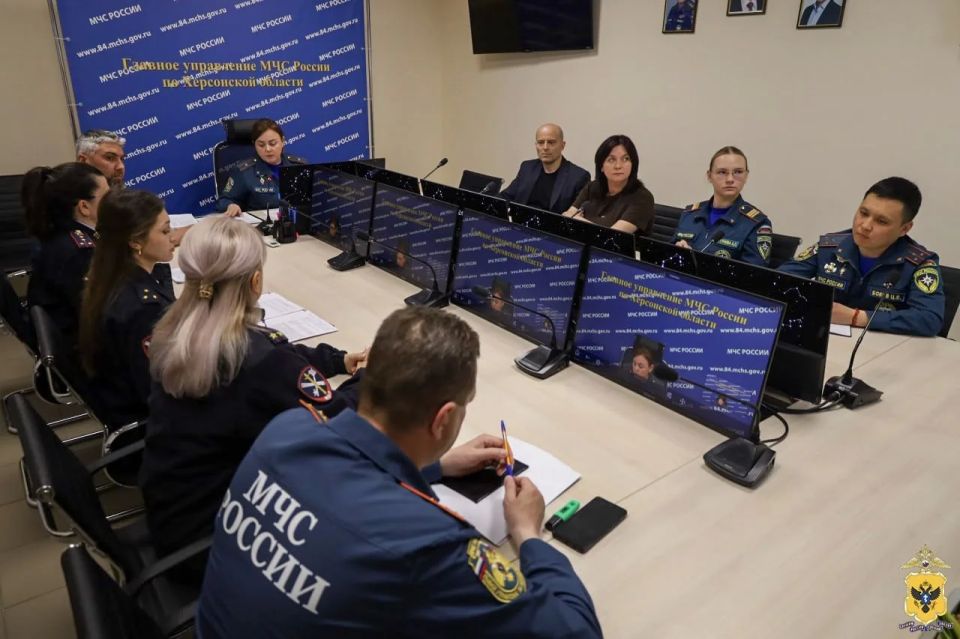 Херсонские полицейские провели рабочую встречу с сотрудниками регионального управления МЧС Херсонские полицейские провели рабочую встречу с сотрудниками регионального управления МЧС