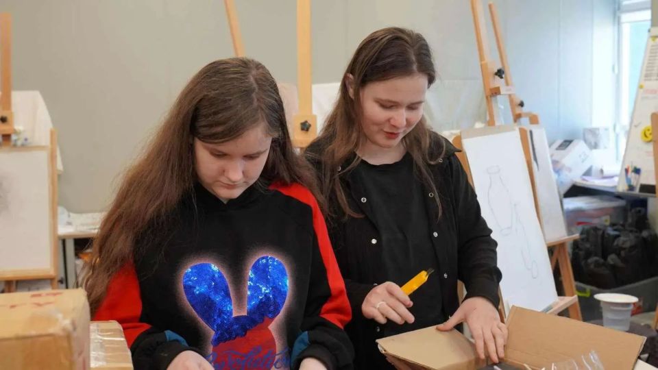 Культурный мост: Санкт-Петербургская академия художеств передала уникальное собрание книг для дизайнеров ХТУ Культурный мост: Санкт-Петербургская академия художеств передала уникальное собрание книг для дизайнеров ХТУ