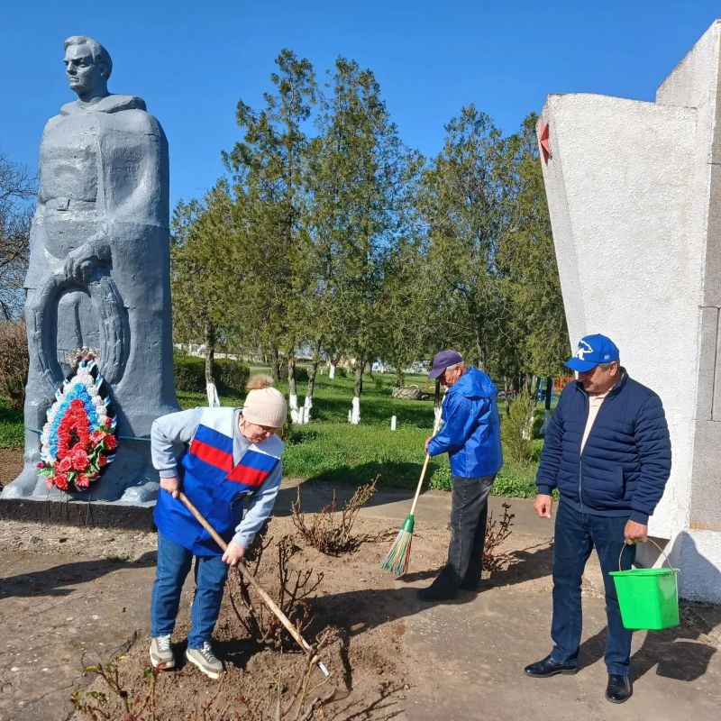 В Богдановке прошёл субботник у памятника воинам Великой Отечественной войны В Богдановке прошёл субботник у памятника воинам Великой Отечественной войны