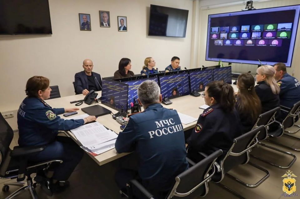 Херсонские полицейские провели рабочую встречу с сотрудниками регионального управления МЧС Херсонские полицейские провели рабочую встречу с сотрудниками регионального управления МЧС