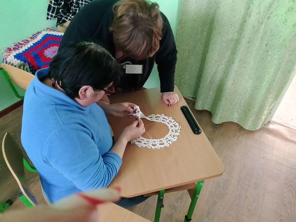 Рукодельница из Дудчино Любовь Вакуловская проводит в местном Доме культуры творческие мастер-классы Рукодельница из Дудчино Любовь Вакуловская проводит в местном Доме культуры творческие мастер-классы