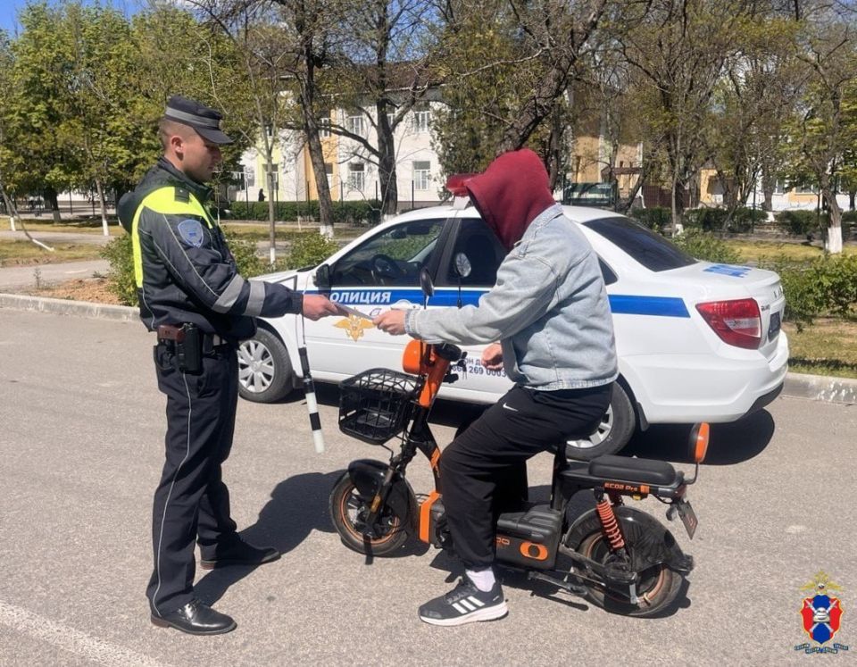 В Новотроицком округе Херсонской области сотрудники Госавтоинспекции организовали профилактическую акцию с водителями СИМ В Новотроицком округе Херсонской области сотрудники Госавтоинспекции организовали профилактическую акцию с водителями СИМ
