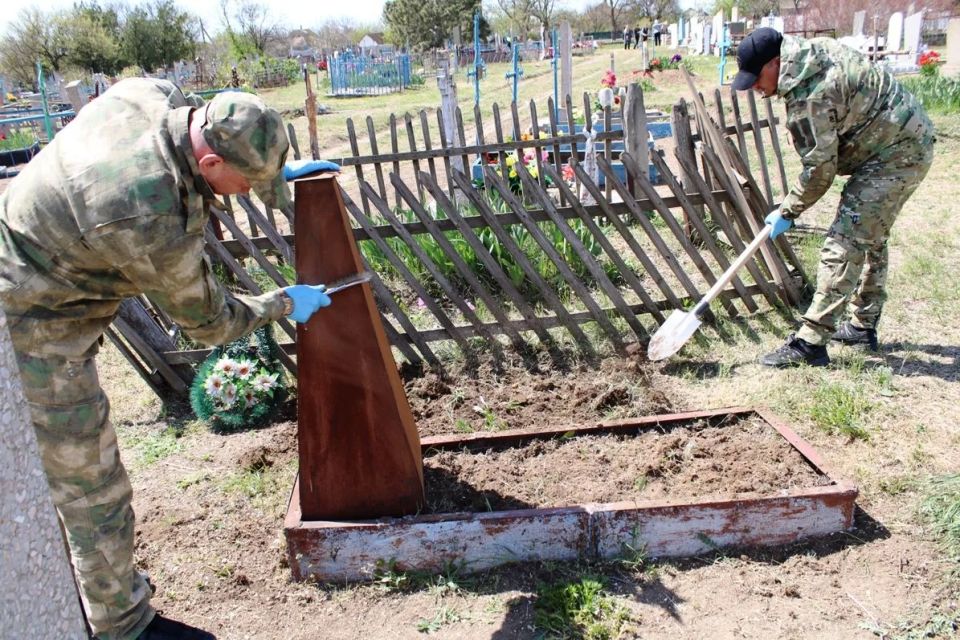 В Херсонской области транспортные полицейские привели в порядок могилы участников Великой Отечественной войны В Херсонской области транспортные полицейские привели в порядок могилы участников Великой Отечественной войны