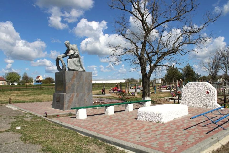 В Херсонской области транспортные полицейские привели в порядок могилы участников Великой Отечественной войны В Херсонской области транспортные полицейские привели в порядок могилы участников Великой Отечественной войны