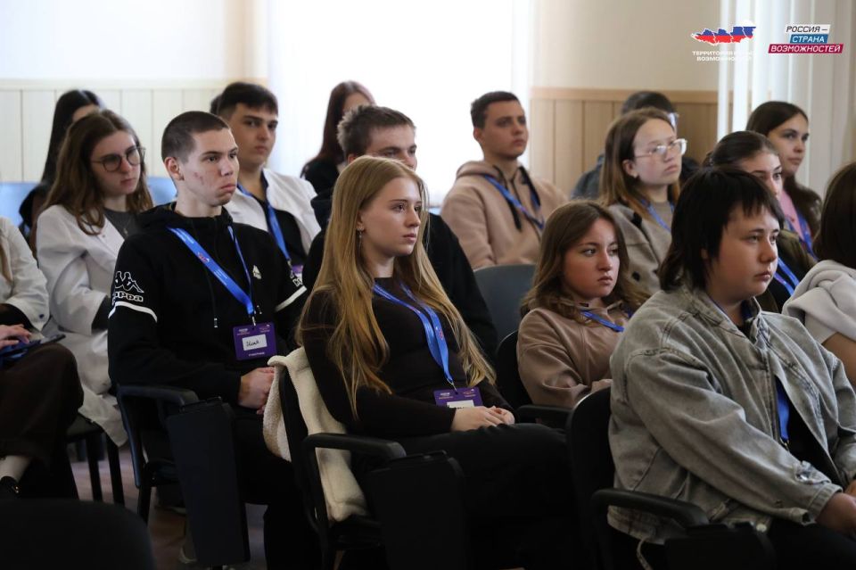 От конспектов к проектам: студенты Геническа выходят на новый уровень От конспектов к проектам: студенты Геническа выходят на новый уровень