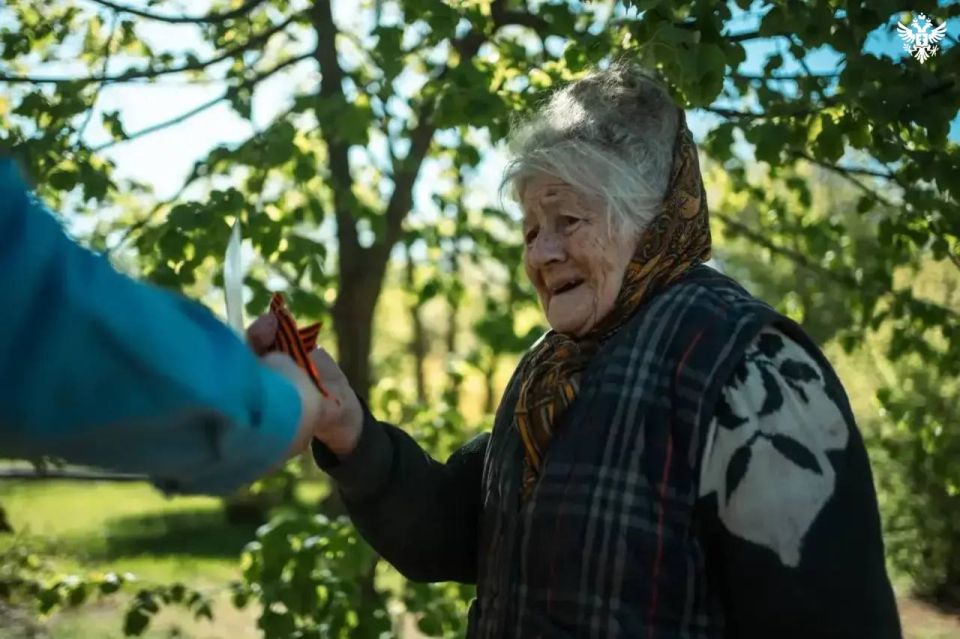 В Геническе волонтёры Победы раздали жителям более сотни георгиевских лент В Геническе волонтёры Победы раздали жителям более сотни георгиевских лент