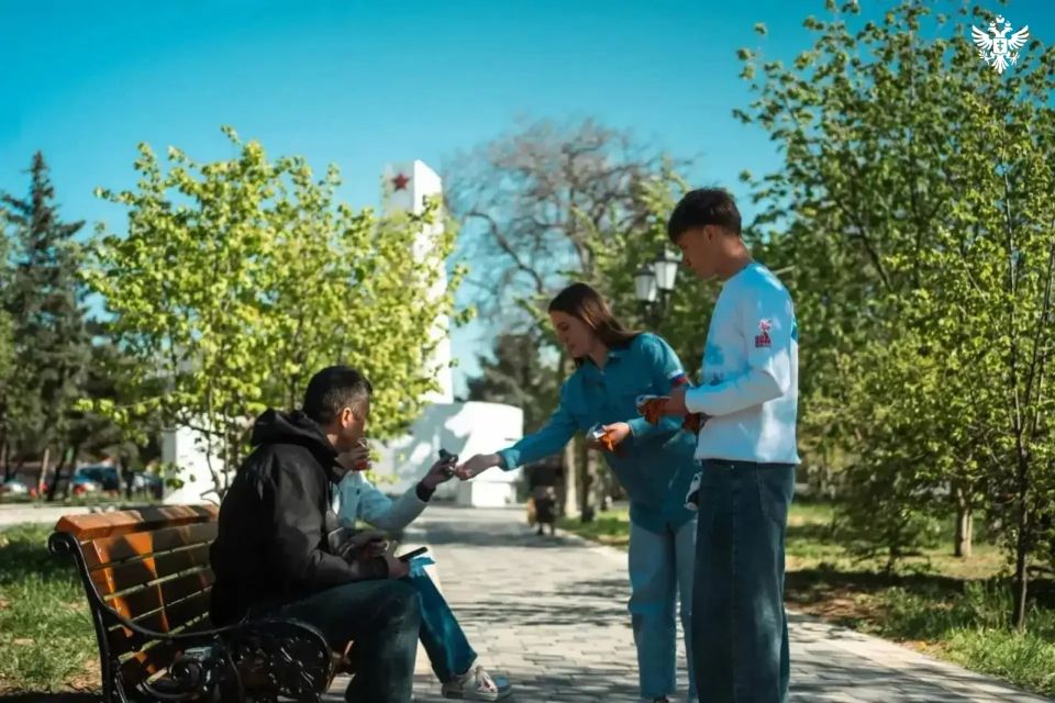 В Геническе волонтёры Победы раздали жителям более сотни георгиевских лент В Геническе волонтёры Победы раздали жителям более сотни георгиевских лент