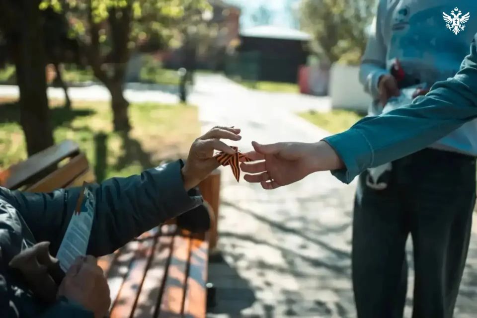 В Геническе волонтёры Победы раздали жителям более сотни георгиевских лент В Геническе волонтёры Победы раздали жителям более сотни георгиевских лент