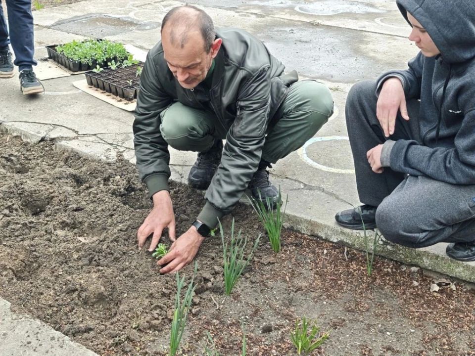 В посёлке Красное прошёл Всероссийский субботник «Мы за чистоту» в школьном Саду памяти В посёлке Красное прошёл Всероссийский субботник «Мы за чистоту» в школьном Саду памяти