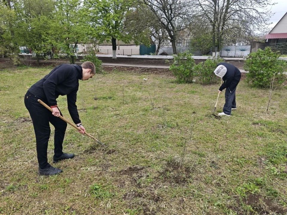 В посёлке Красное прошёл Всероссийский субботник «Мы за чистоту» в школьном Саду памяти В посёлке Красное прошёл Всероссийский субботник «Мы за чистоту» в школьном Саду памяти