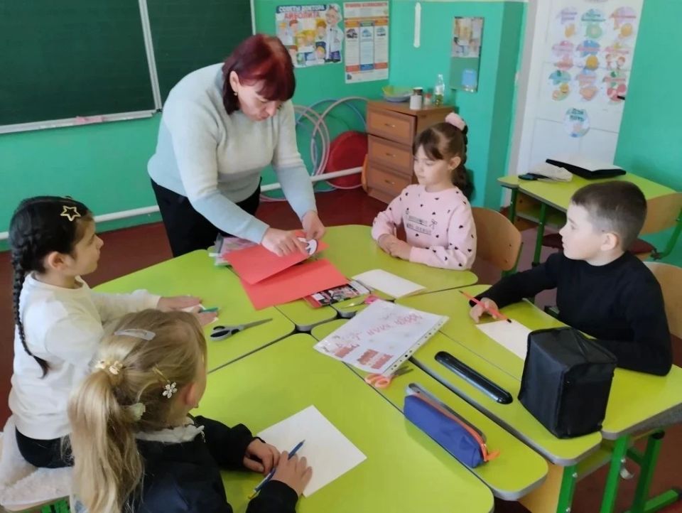 В Красненской школе прошли мастер-классы по изготовлению поздравительных открыток к 9 Мая В Красненской школе прошли мастер-классы по изготовлению поздравительных открыток к 9 Мая