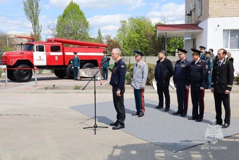 В Геническе открыли монумент в честь легендарной пожарной автоцистерны В Геническе открыли монумент в честь легендарной пожарной автоцистерны