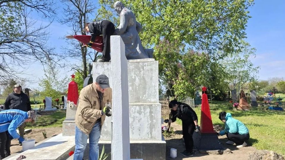 В Чернянке привели в порядок памятники и захоронения участников Великой Отечественной войны В Чернянке привели в порядок памятники и захоронения участников Великой Отечественной войны