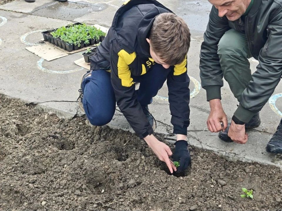 В посёлке Красное прошёл Всероссийский субботник «Мы за чистоту» в школьном Саду памяти В посёлке Красное прошёл Всероссийский субботник «Мы за чистоту» в школьном Саду памяти