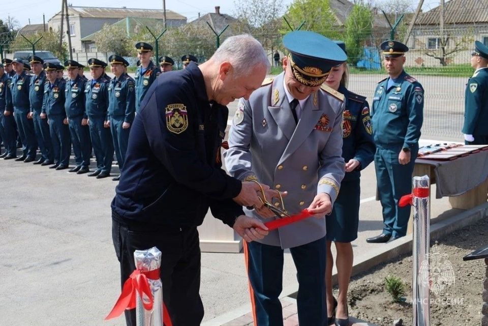 В Геническе открыли монумент в честь легендарной пожарной автоцистерны В Геническе открыли монумент в честь легендарной пожарной автоцистерны