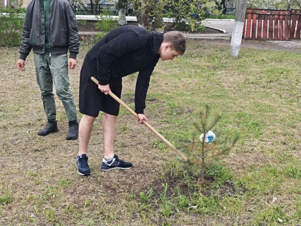В посёлке Красное прошёл Всероссийский субботник «Мы за чистоту» в школьном Саду памяти В посёлке Красное прошёл Всероссийский субботник «Мы за чистоту» в школьном Саду памяти