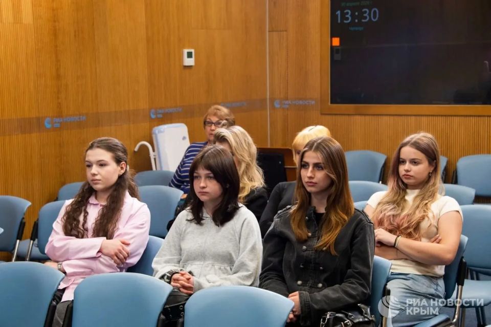Сотрудники пресс-центра РИА Новости Крым рассказали юным журналистам об особенностях организации пресс-конференций Сотрудники пресс-центра РИА Новости Крым рассказали юным журналистам об особенностях организации пресс-конференций