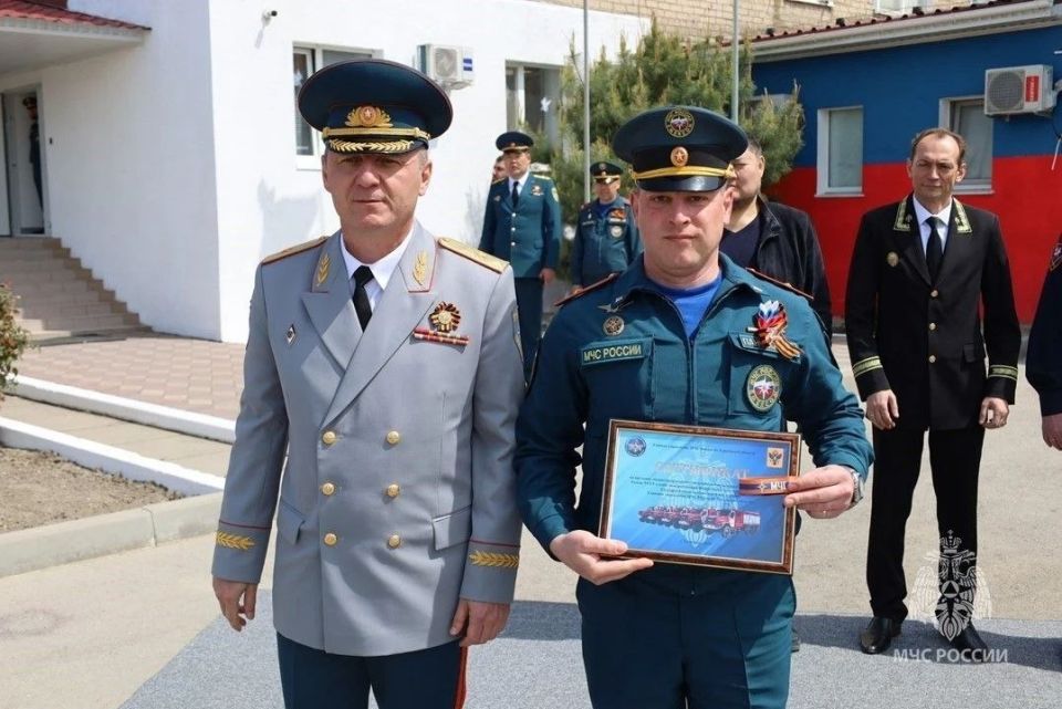 В Геническе открыли монумент в честь легендарной пожарной автоцистерны В Геническе открыли монумент в честь легендарной пожарной автоцистерны