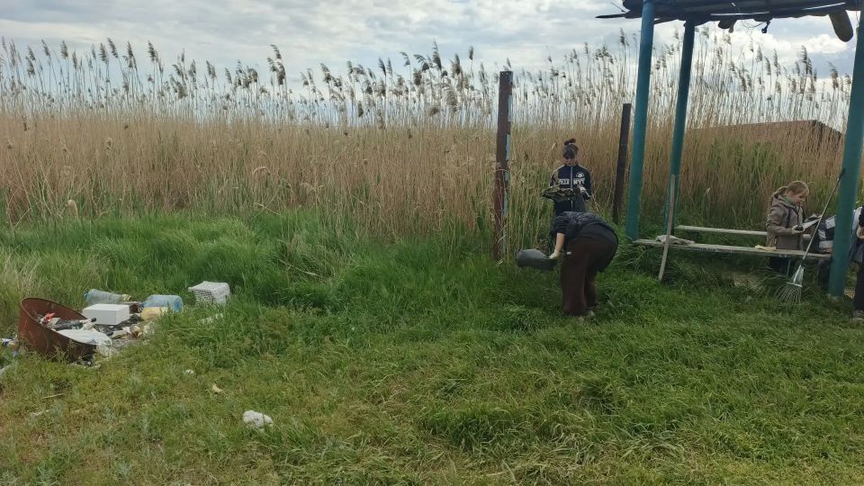 За чистоту берега Сиваша: субботник от коллектива Семихатского сельского клуба За чистоту берега Сиваша: субботник от коллектива Семихатского сельского клуба