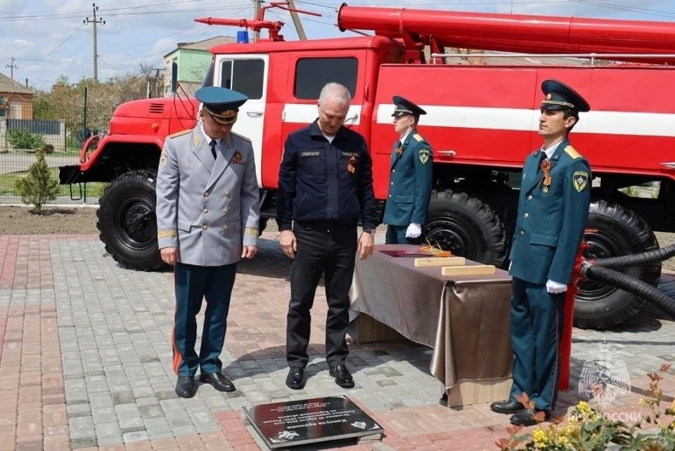 В Геническе открыли монумент в честь легендарной пожарной автоцистерны В Геническе открыли монумент в честь легендарной пожарной автоцистерны