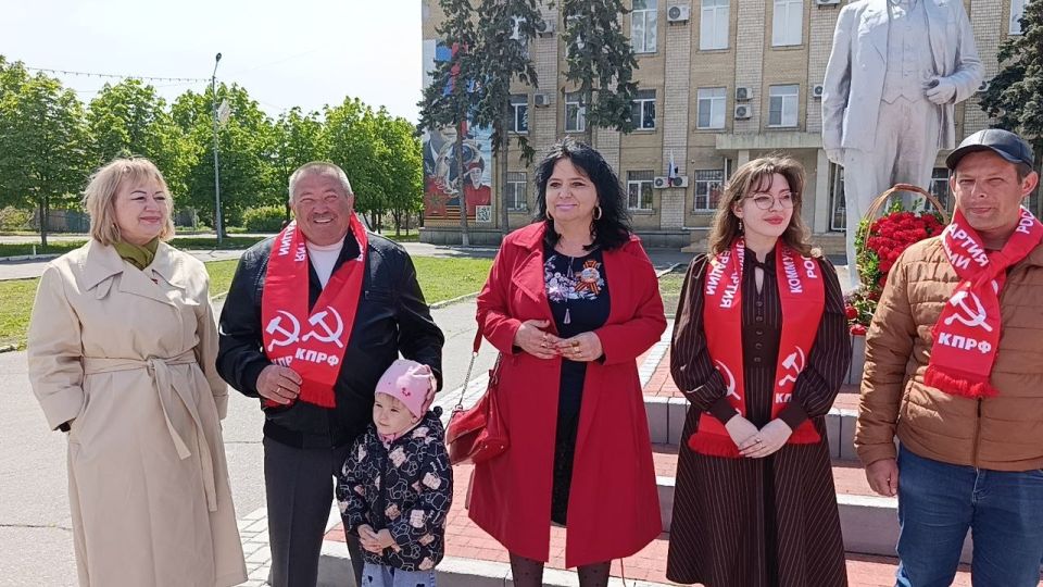 Сегодня, 1 мая, в День международной солидарности трудящихся, коммунисты Херсонщины провели торжественное мероприятие у памятника В.И. Ленину в Геническе Сегодня, 1 мая, в День международной солидарности трудящихся, коммунисты Херсонщины провели торжественное мероприятие у памятника В.И. Ленину в Геническе